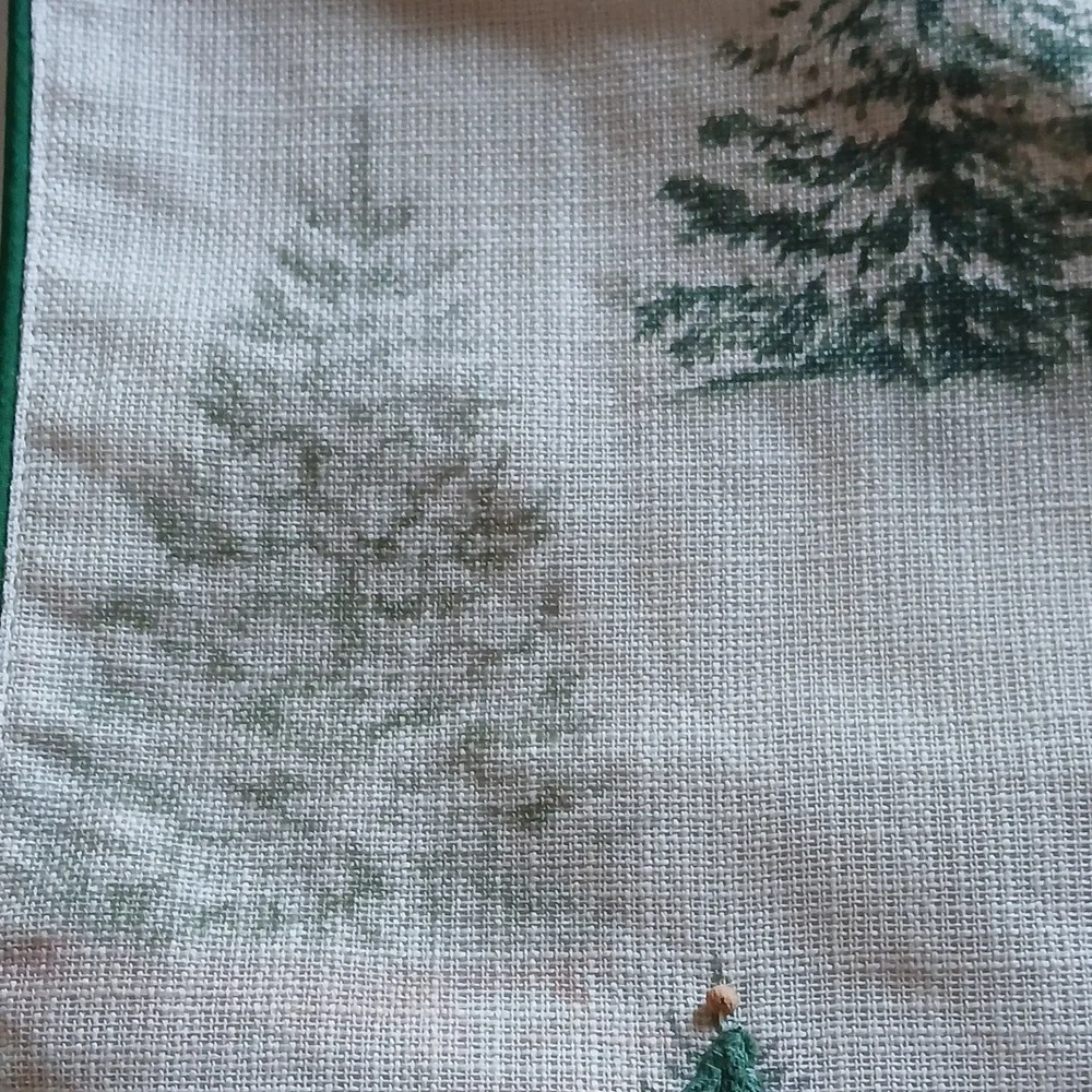 Nicole Miller Green and White Table Runner 69